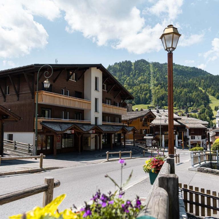 4★, 5 pers, village centre, 125 m pistes, 3 chambres, balcon sud, parking - FR-1-304-296 - Apartment - 3