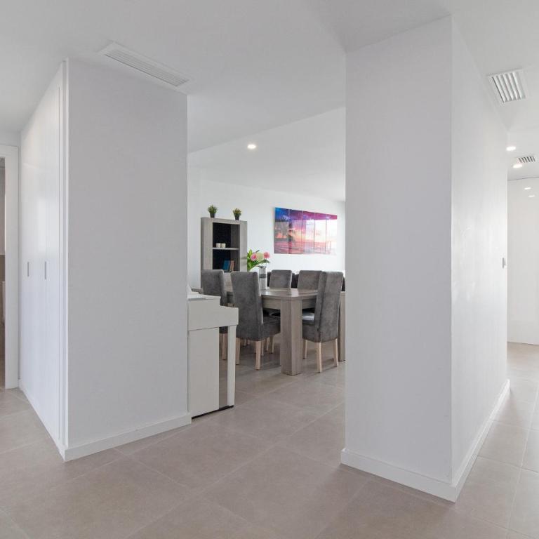 Global Vacacional, Apartamento de dos terrazas con vistas al mar y piscina en Canet - Apartamento con vistas al mar - 16