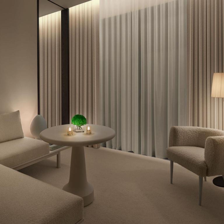 The Madrid EDITION - Suite mit 1 Schlafzimmer, 1 Kingsize-Bett und Blick auf den Innenhof - 2