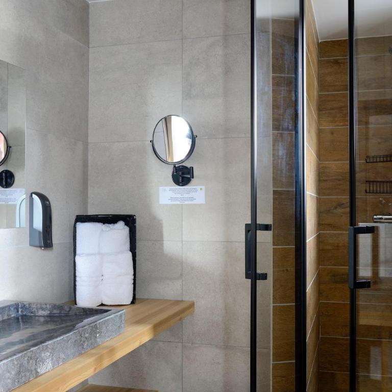 Logis Hôtel Les Autanes & Spa - Chambre Triple Supérieure - 1