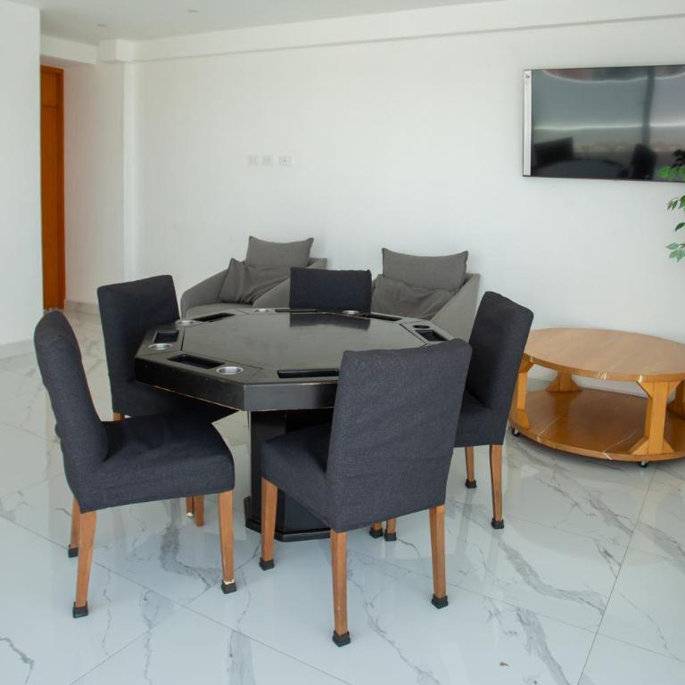 Centrico departamento de 3 habitaciones - Three-Bedroom Apartment - 16