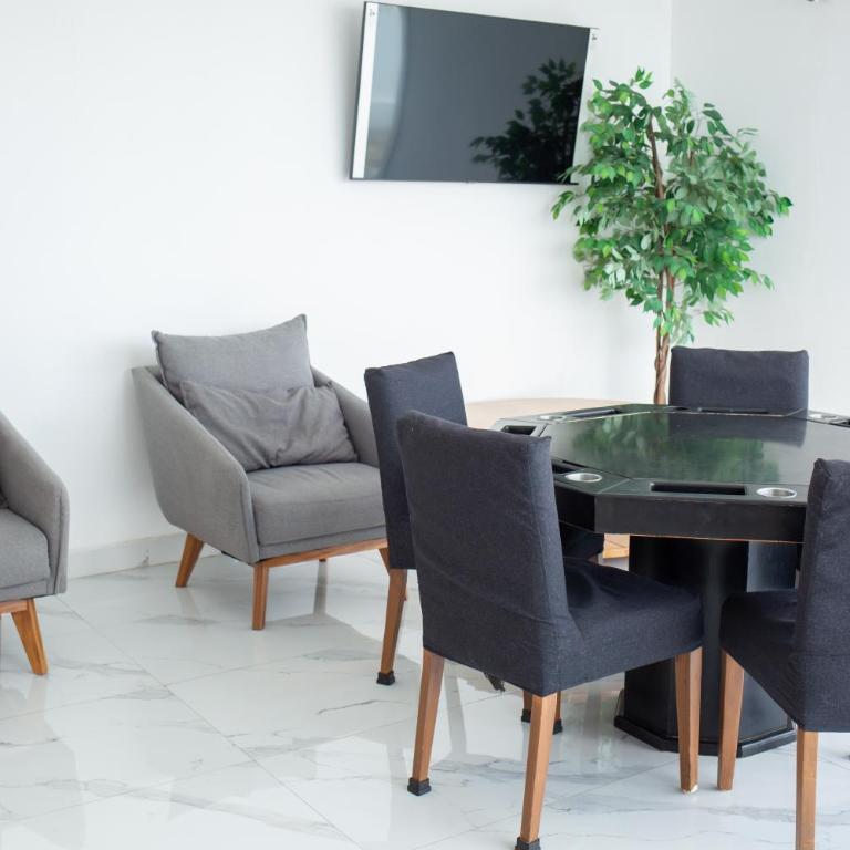 Centrico departamento de 3 habitaciones - Three-Bedroom Apartment - 10