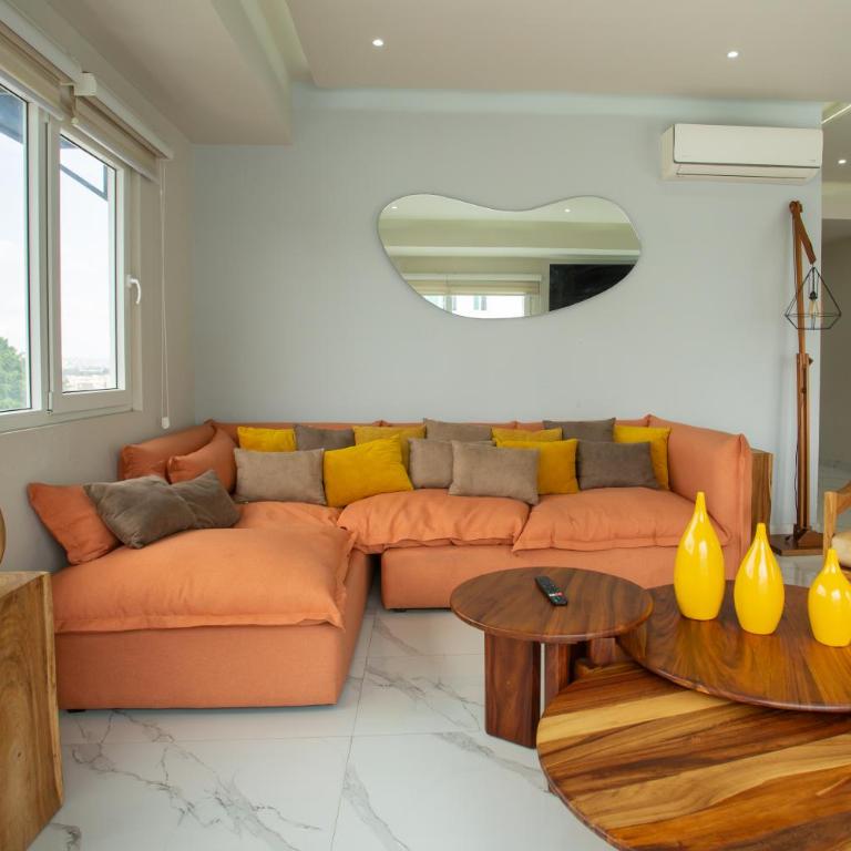 Centrico departamento de 3 habitaciones - Three-Bedroom Apartment - 14
