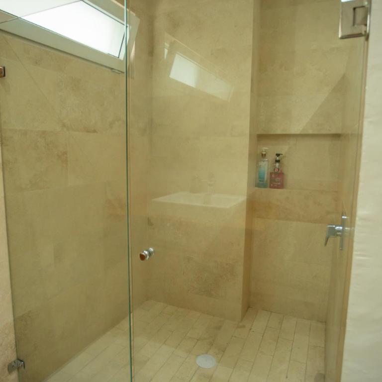Centrico departamento de 3 habitaciones - Three-Bedroom Apartment - 81