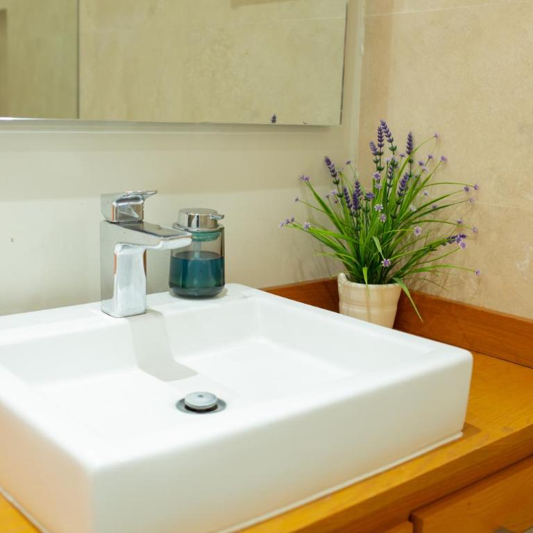 Centrico departamento de 3 habitaciones - Three-Bedroom Apartment - 68