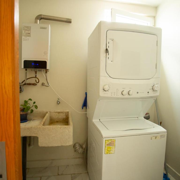 Centrico departamento de 3 habitaciones - Three-Bedroom Apartment - 61