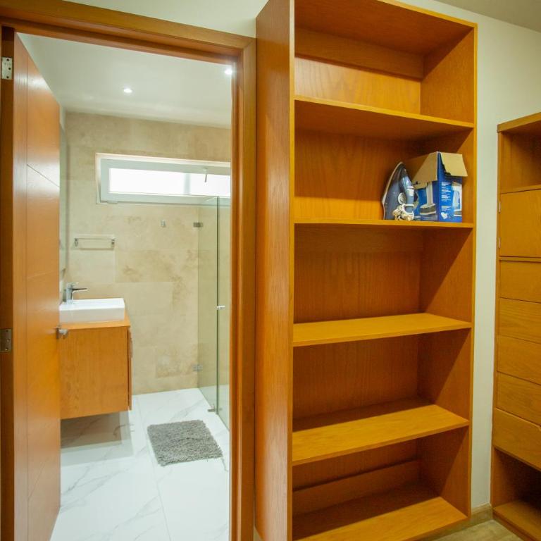 Centrico departamento de 3 habitaciones - Three-Bedroom Apartment - 69