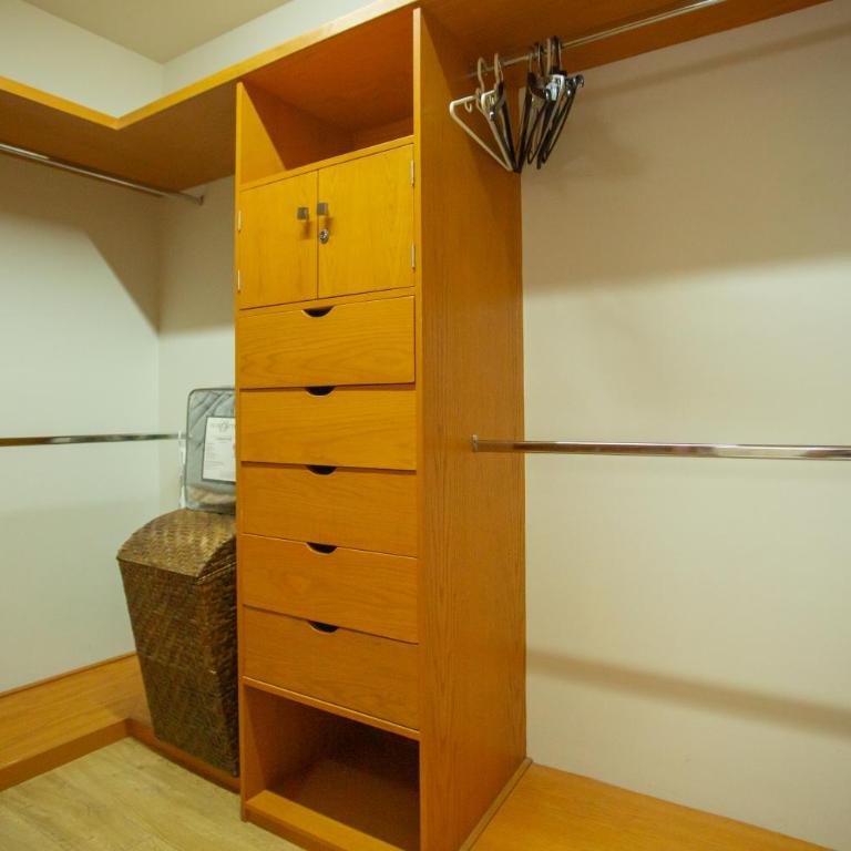 Centrico departamento de 3 habitaciones - Three-Bedroom Apartment - 80