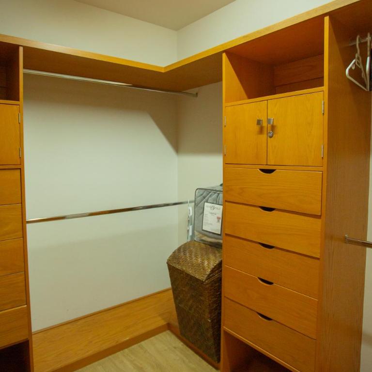 Centrico departamento de 3 habitaciones - Three-Bedroom Apartment - 85