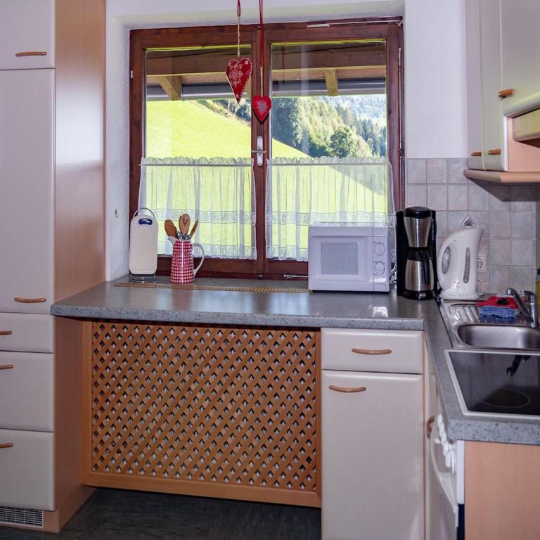 Farmhouse in Hollersbach with Mountain Views - Three-Bedroom Apartment - 11
