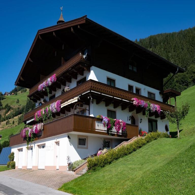 Farmhouse in Hollersbach with Mountain Views - Three-Bedroom Apartment - 1