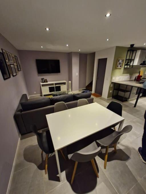 Entire house with arcade machine in a private backyard, 3 bedrooms, 1 bathroom, 1 leaving room with convertible sofa and open kitchen - Haus mit 3 Schlafzimmern - 7