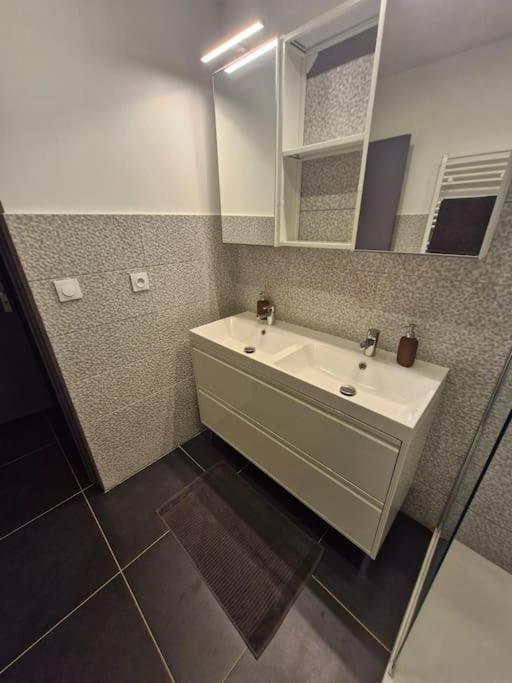 Entire house with arcade machine in a private backyard, 3 bedrooms, 1 bathroom, 1 leaving room with convertible sofa and open kitchen - Haus mit 3 Schlafzimmern - 34