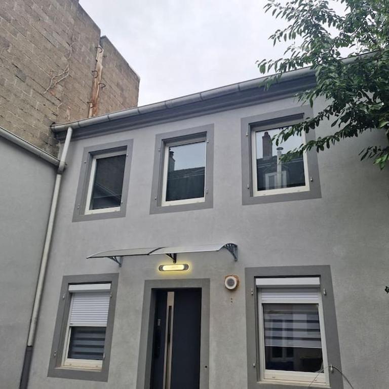 Entire house with arcade machine in a private backyard, 3 bedrooms, 1 bathroom, 1 leaving room with convertible sofa and open kitchen - Haus mit 3 Schlafzimmern - 47
