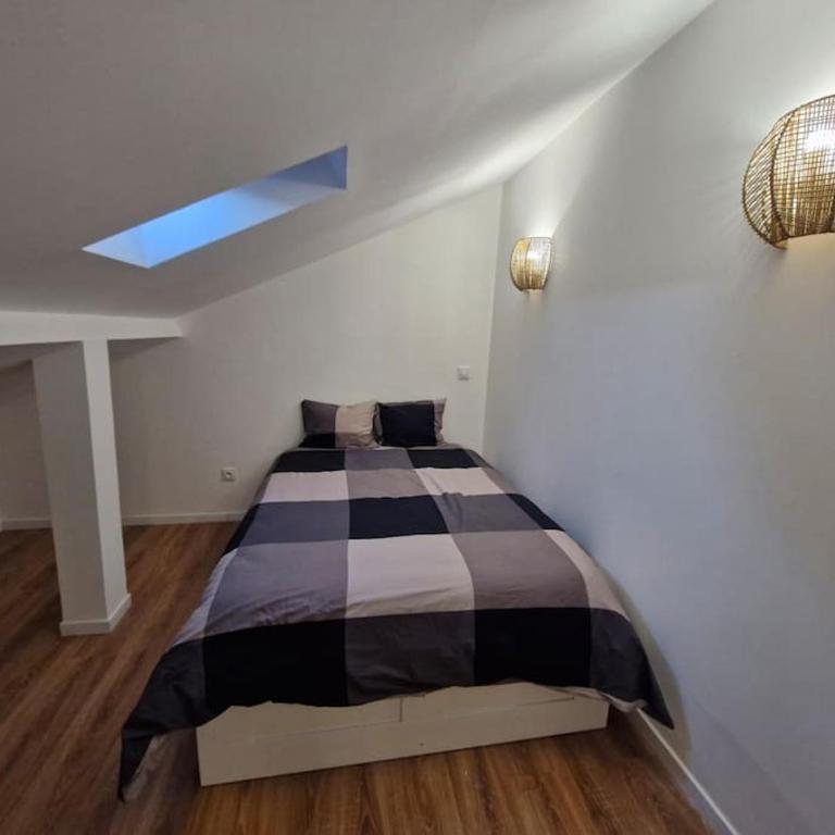 Entire house with arcade machine in a private backyard, 3 bedrooms, 1 bathroom, 1 leaving room with convertible sofa and open kitchen - Haus mit 3 Schlafzimmern - 44
