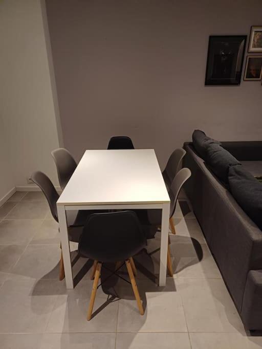 Entire house with arcade machine in a private backyard, 3 bedrooms, 1 bathroom, 1 leaving room with convertible sofa and open kitchen - Haus mit 3 Schlafzimmern - 8