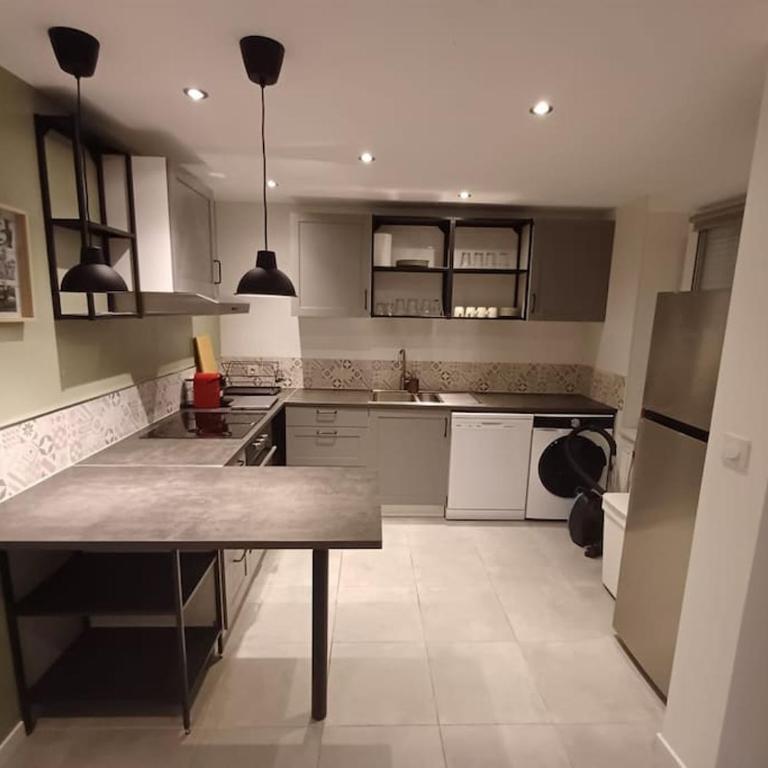 Entire house with arcade machine in a private backyard, 3 bedrooms, 1 bathroom, 1 leaving room with convertible sofa and open kitchen - Haus mit 3 Schlafzimmern - 16