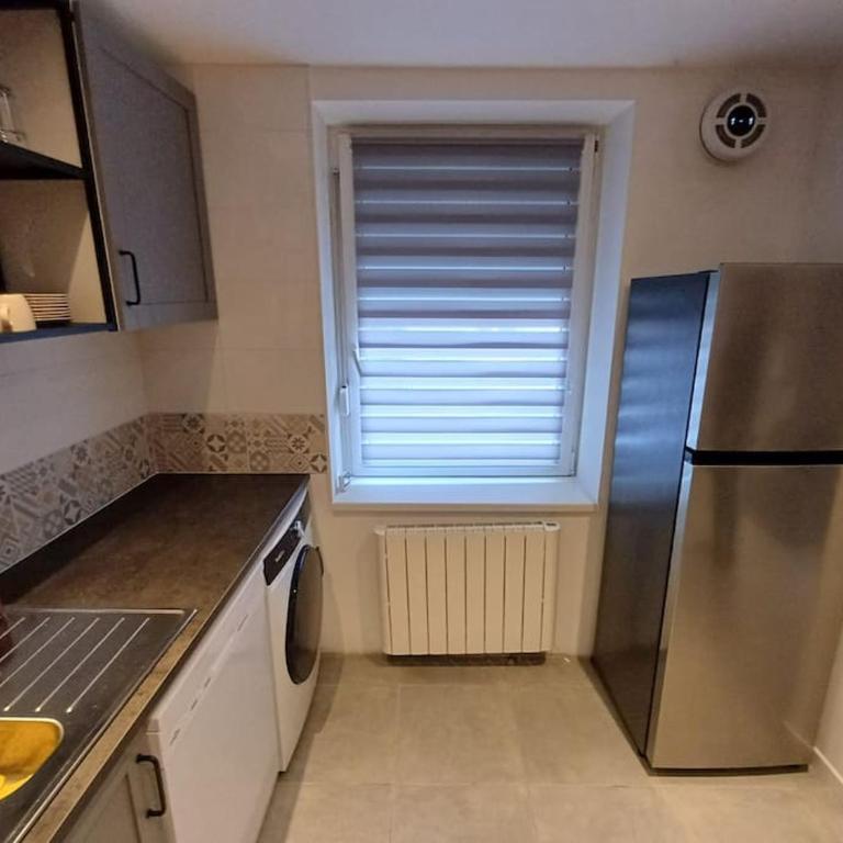 Entire house with arcade machine in a private backyard, 3 bedrooms, 1 bathroom, 1 leaving room with convertible sofa and open kitchen - Haus mit 3 Schlafzimmern - 17