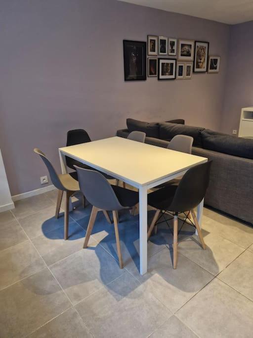 Entire house with arcade machine in a private backyard, 3 bedrooms, 1 bathroom, 1 leaving room with convertible sofa and open kitchen - Haus mit 3 Schlafzimmern - 9