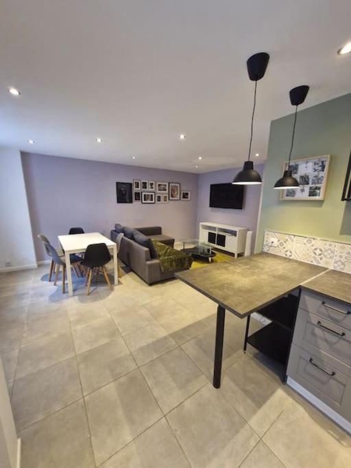 Entire house with arcade machine in a private backyard, 3 bedrooms, 1 bathroom, 1 leaving room with convertible sofa and open kitchen - Haus mit 3 Schlafzimmern - 21