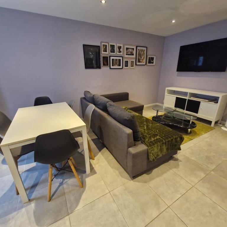Entire house with arcade machine in a private backyard, 3 bedrooms, 1 bathroom, 1 leaving room with convertible sofa and open kitchen - Haus mit 3 Schlafzimmern - 6