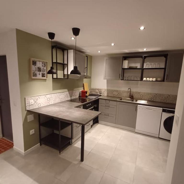 Entire house with arcade machine in a private backyard, 3 bedrooms, 1 bathroom, 1 leaving room with convertible sofa and open kitchen - Haus mit 3 Schlafzimmern - 19