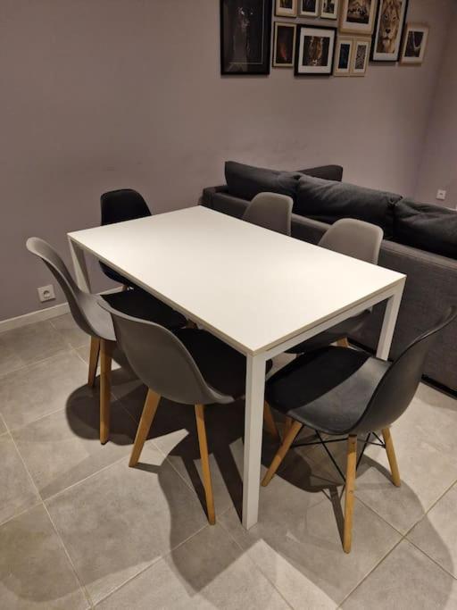 Entire house with arcade machine in a private backyard, 3 bedrooms, 1 bathroom, 1 leaving room with convertible sofa and open kitchen - Haus mit 3 Schlafzimmern - 10