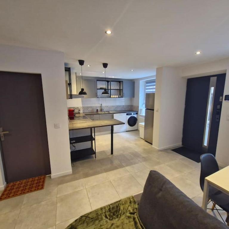 Entire house with arcade machine in a private backyard, 3 bedrooms, 1 bathroom, 1 leaving room with convertible sofa and open kitchen - Haus mit 3 Schlafzimmern - 15