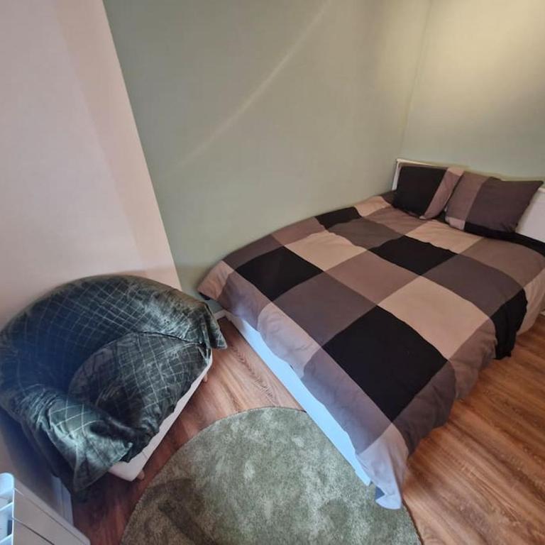 Entire house with arcade machine in a private backyard, 3 bedrooms, 1 bathroom, 1 leaving room with convertible sofa and open kitchen - Haus mit 3 Schlafzimmern - 42