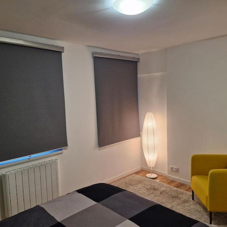Entire house with arcade machine in a private backyard, 3 bedrooms, 1 bathroom, 1 leaving room with convertible sofa and open kitchen - Haus mit 3 Schlafzimmern - 40