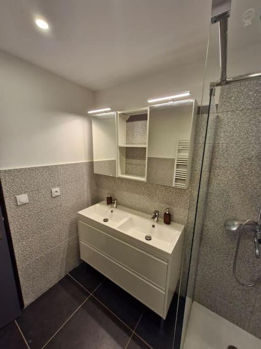 Entire house with arcade machine in a private backyard, 3 bedrooms, 1 bathroom, 1 leaving room with convertible sofa and open kitchen - Haus mit 3 Schlafzimmern - 33