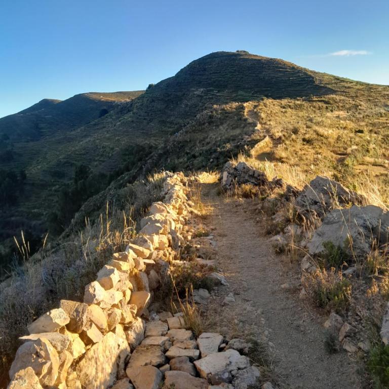 Sol y Luna - ISLA DEL SOL Bolivia - Habitación con cama extragrande y vistas al lago - 3