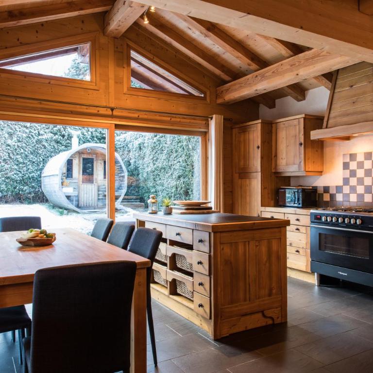 Luxurious Chalet With Breathtaking Mont Blanc Massif Views From Hot Tub and Garden plus Sauna - Chalet - 2