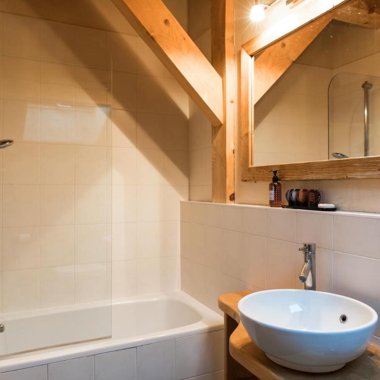 Luxurious Chalet With Breathtaking Mont Blanc Massif Views From Hot Tub and Garden plus Sauna - Chalet - 14