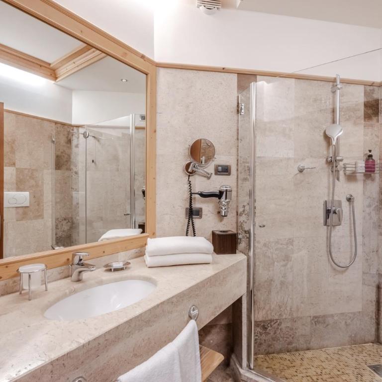 HOTIDAY Room Collection - Campiglio Pradalago - Camera Matrimoniale/Doppia con Letti Singoli - 11