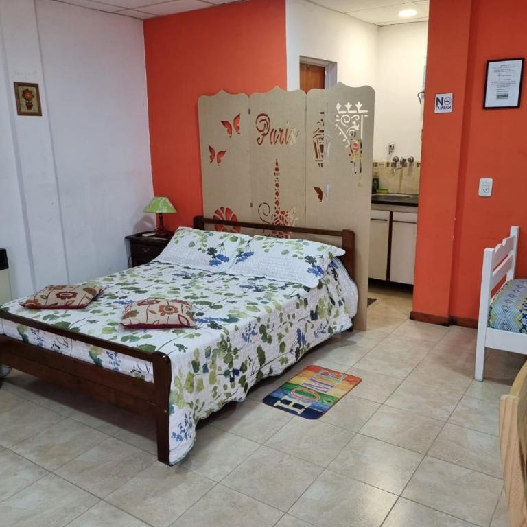 Monoambiente con TV y Heladera - Apartamento de 1 dormitorio - 2
