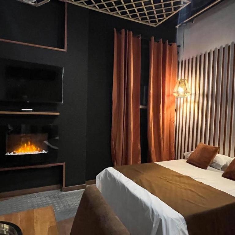 Chic12 only for millionaires groups - Three-Bedroom Apartment - 2