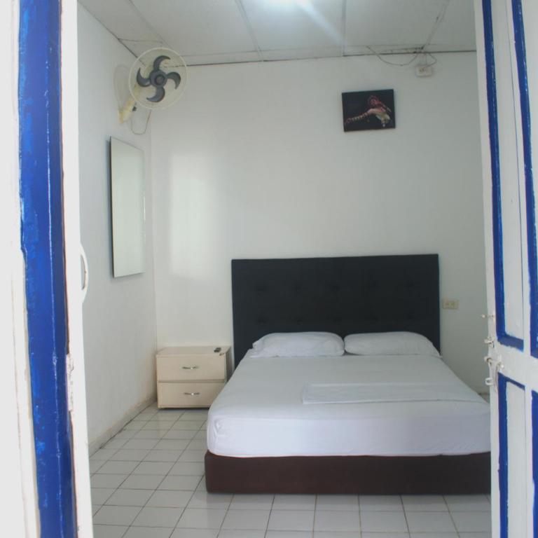 Hosting and Travel Services 420 - Habitación Doble Económica - 7