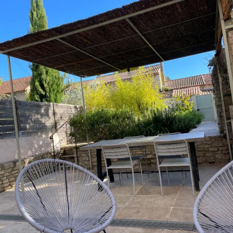 Le Mazet rose, maison avec piscine, parking et clim dans le centre - Maison 2 Chambres - 17