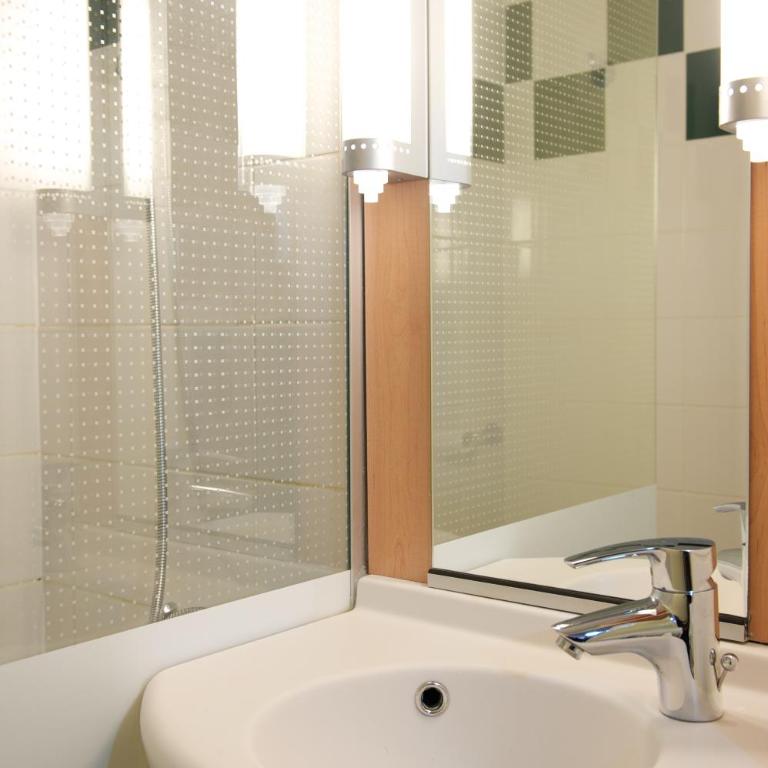 ibis Vannes - Chambre Standard avec 1 Lit Double et 1 Lit Simple - 2