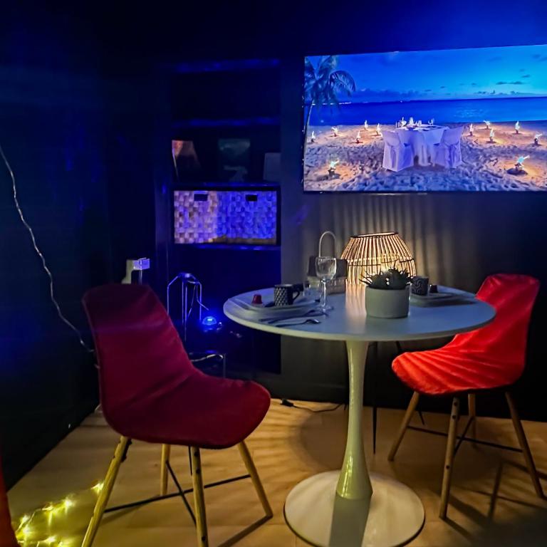 Loveroom Adults Only jacuzzi vieille ville Annecy - Monolocale con Vasca Idromassaggio - 7