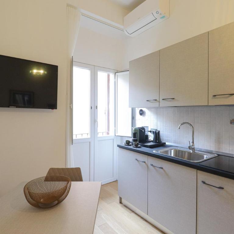 Re Di Rhome Guest House - Camera Familiare con Balcone - 7
