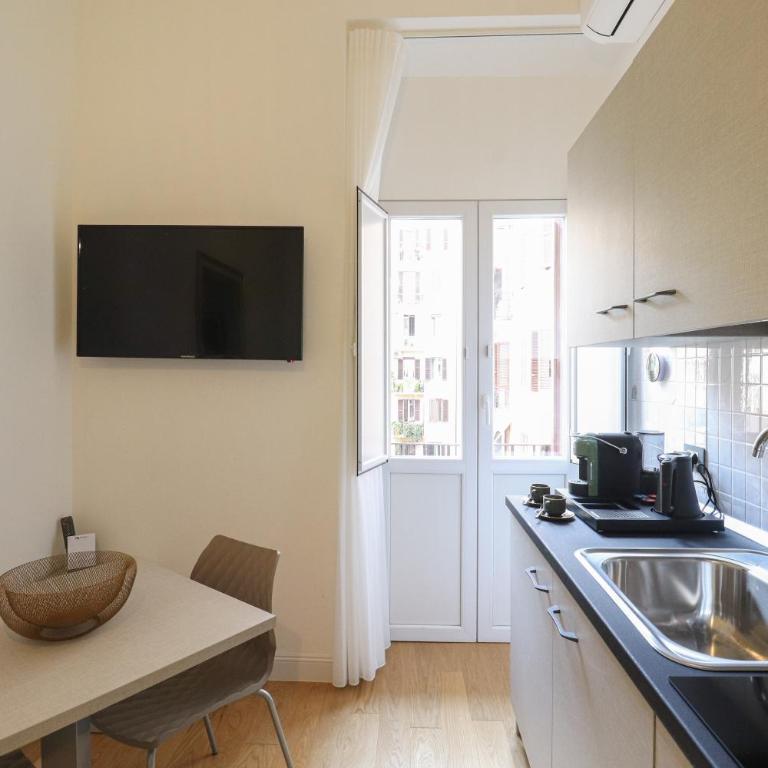 Re Di Rhome Guest House - Camera Familiare con Balcone - 8