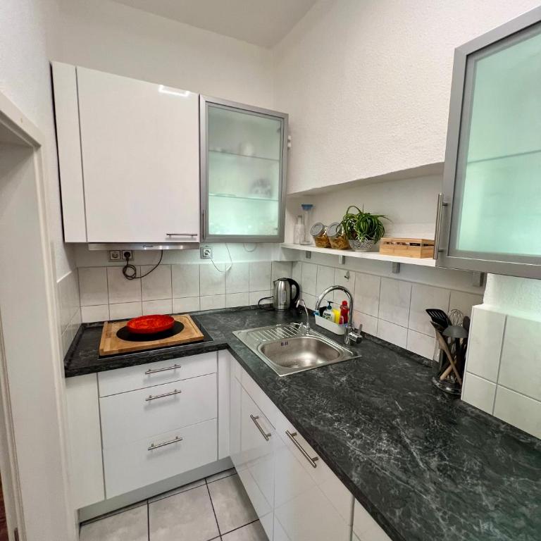 Sahara Hosting Apartments Nürnberg City Room 1 - Twin Room with Shared Bathroom - 12