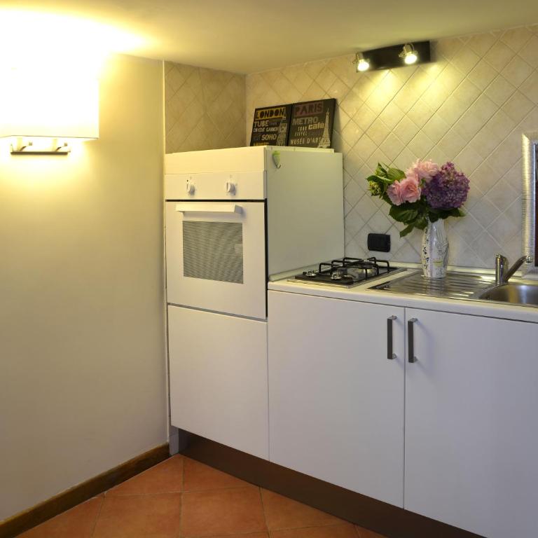 GEMELLI HOLIDAYS - Monte Mario Station connecting to center in 20 minutes, 2 easy lofts, groundfloor with courtyard, mezzanine bedroom, baby & pet friendly, 2 steps from groceries, restaurants, park, bus, cycle path - Warm guest care in 4 languages - Apartment mit 1 Schlafzimmer - 13