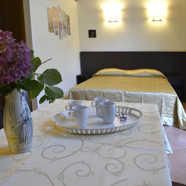 GEMELLI HOLIDAYS - Monte Mario Station connecting to center in 20 minutes, 2 easy lofts, groundfloor with courtyard, mezzanine bedroom, baby & pet friendly, 2 steps from groceries, restaurants, park, bus, cycle path - Warm guest care in 4 languages - Apartment mit 1 Schlafzimmer - 15