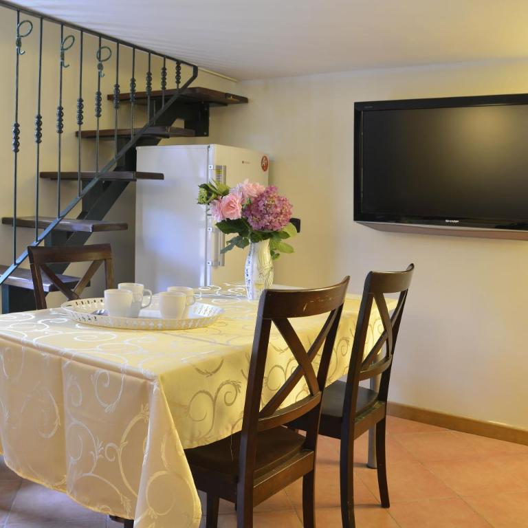 GEMELLI HOLIDAYS - Monte Mario Station connecting to center in 20 minutes, 2 easy lofts, groundfloor with courtyard, mezzanine bedroom, baby & pet friendly, 2 steps from groceries, restaurants, park, bus, cycle path - Warm guest care in 4 languages - Apartment mit 1 Schlafzimmer - 14