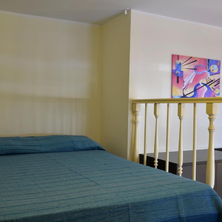 GEMELLI HOLIDAYS - Monte Mario Station connecting to center in 20 minutes, 2 easy lofts, groundfloor with courtyard, mezzanine bedroom, baby & pet friendly, 2 steps from groceries, restaurants, park, bus, cycle path - Warm guest care in 4 languages - Apartment mit 1 Schlafzimmer - 12
