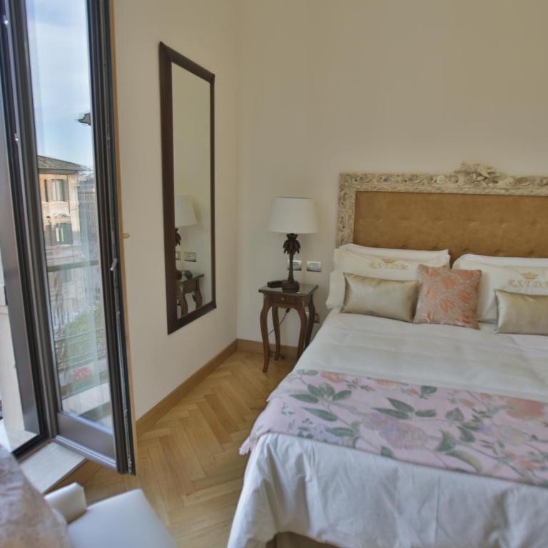 Royal Suite Trinità Dei Monti - Camera Matrimoniale Deluxe con Balcone - 13