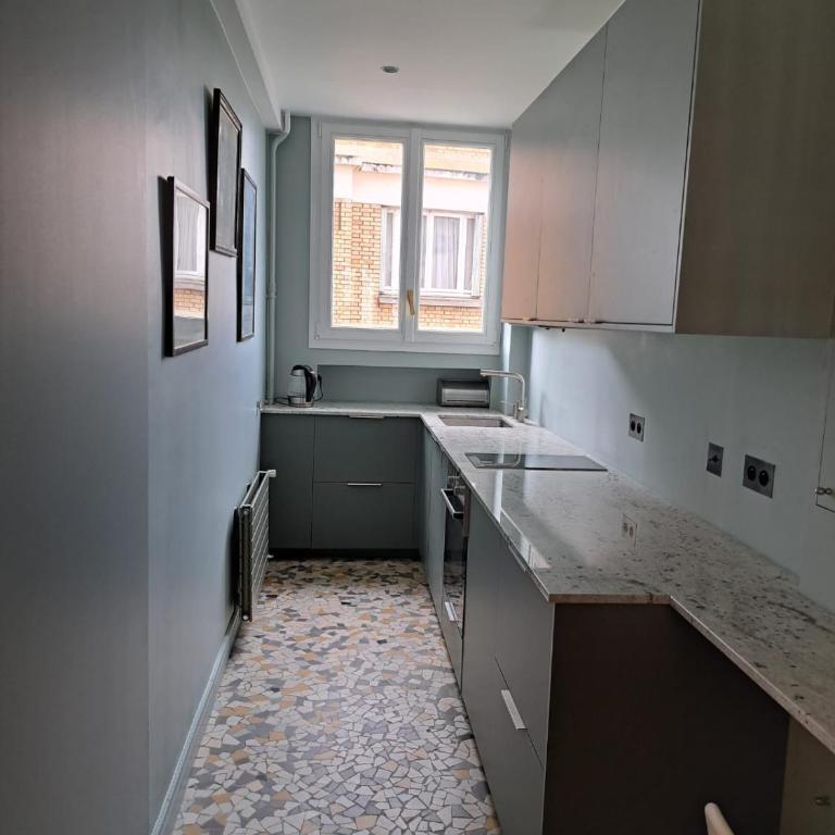 Bright & elegant appartment with view over Invalides, near St Germain des Prés - Appartement avec Vue et Balcon - 9